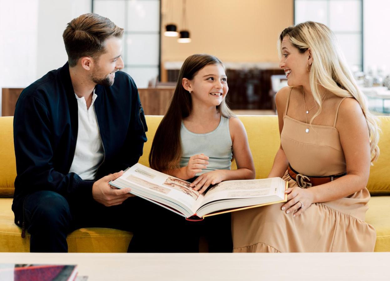 Ette Luxury Hotel & Spa Four Corners Dış mekan fotoğraf A family at the 2019 Toronto International Film Festival