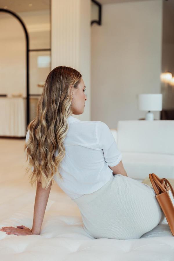 Ette Luxury Hotel & Spa Four Corners Dış mekan fotoğraf A woman with long hair
