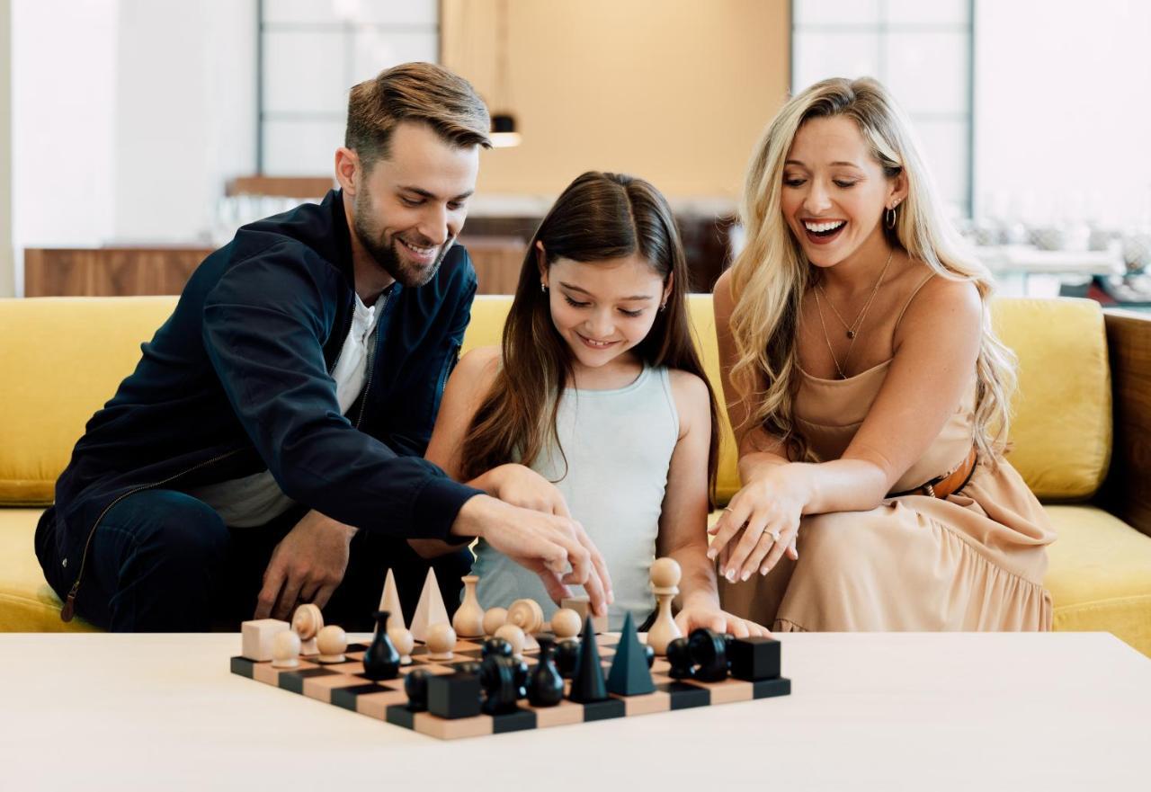 Ette Luxury Hotel & Spa Four Corners Dış mekan fotoğraf A family playing chess
