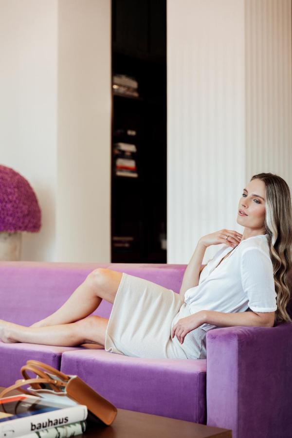 Ette Luxury Hotel & Spa Four Corners Dış mekan fotoğraf A woman relaxing on a sofa