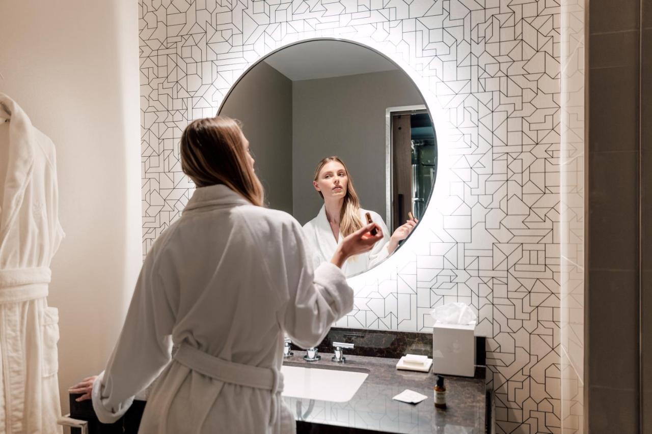 Ette Luxury Hotel & Spa Four Corners Dış mekan fotoğraf A woman in a bathrobe