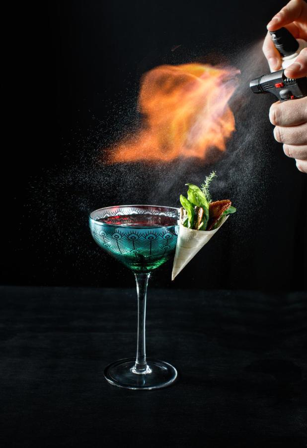 Ette Luxury Hotel & Spa Four Corners Dış mekan fotoğraf A cocktail being flambéed