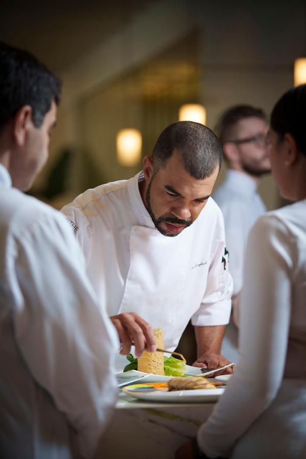 Ette Luxury Hotel & Spa Four Corners Dış mekan fotoğraf Chef preparing a dish