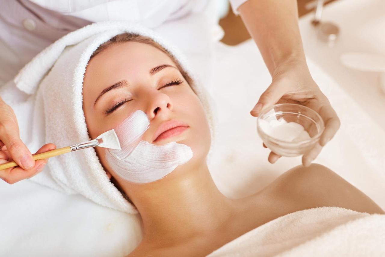 Ette Luxury Hotel & Spa Four Corners Dış mekan fotoğraf A woman receiving a facial treatment