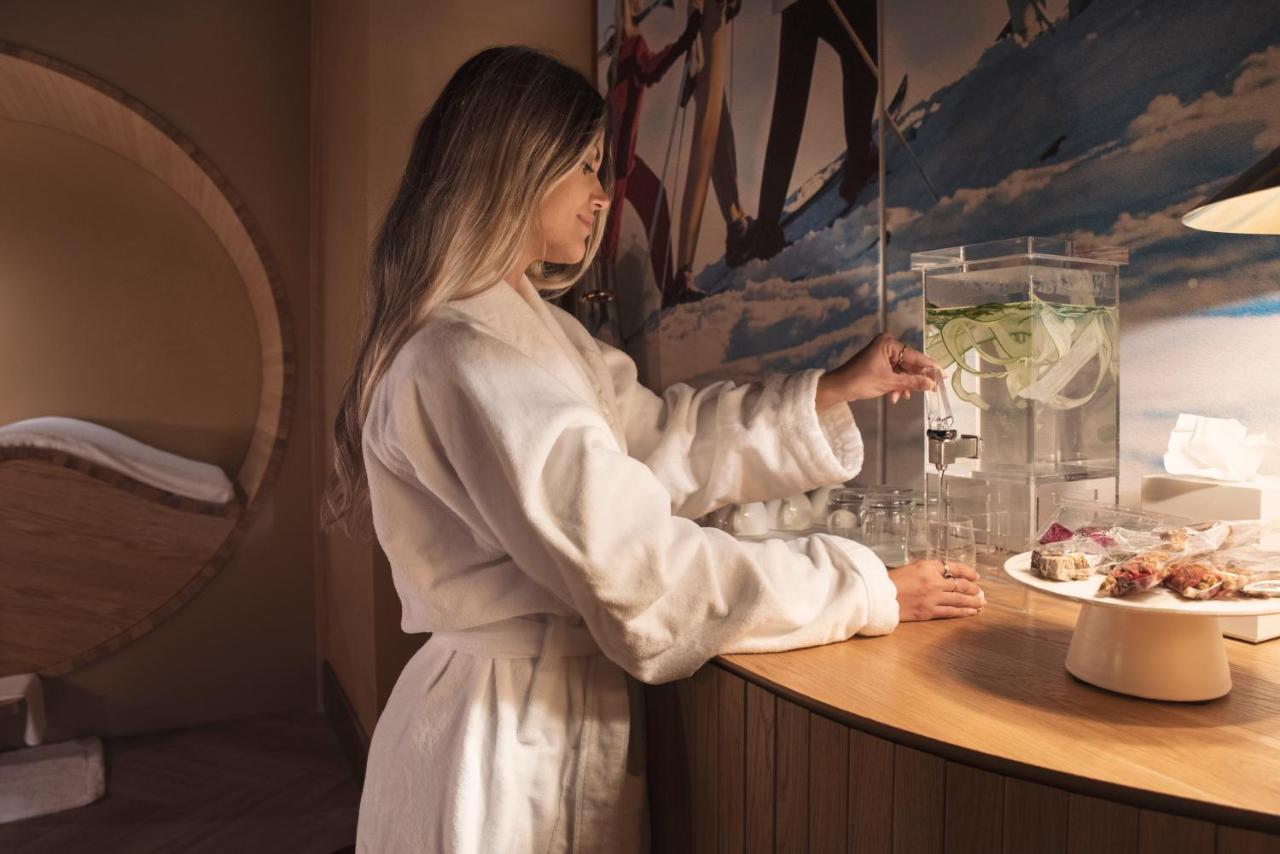 Ette Luxury Hotel & Spa Four Corners Dış mekan fotoğraf A woman wearing a bathrobe