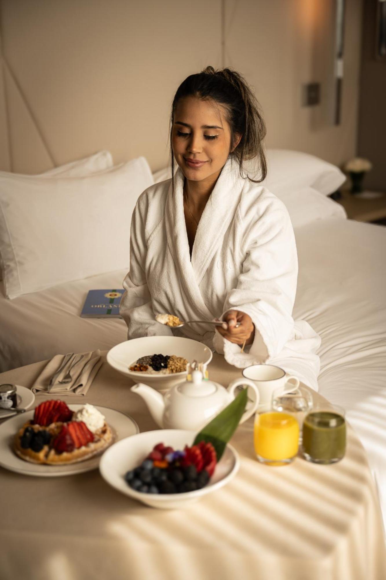 Ette Luxury Hotel & Spa Four Corners Dış mekan fotoğraf A woman wearing a bathrobe